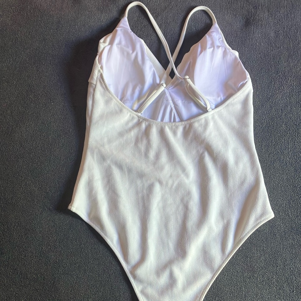 Elegant White Ruffled Swimsuit - Picture 2 of 2